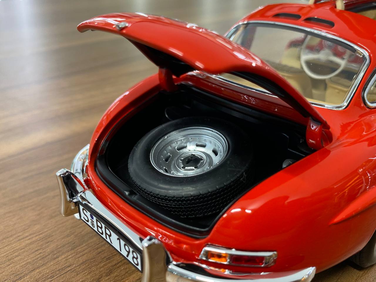 1/18 metal diecast Norev Dealer Edition  Mercedes-Benz 300 SL 1954-1957  Fire Engine Red