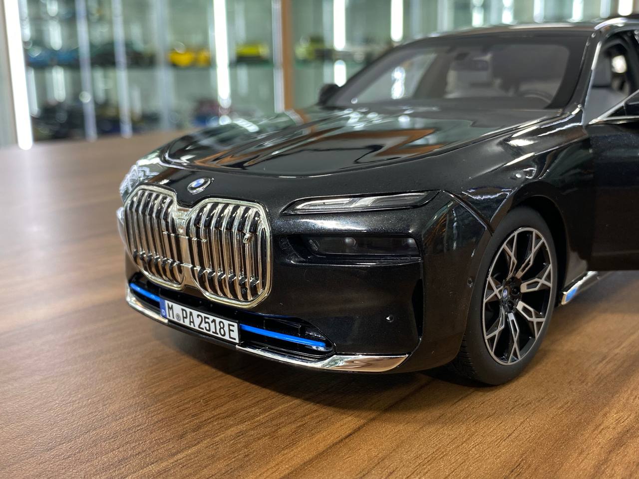 1/18 Metal Diecast Full Opening Minichamps Dealer Edition BMW i7 (2022) - Black Metallic