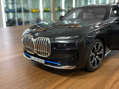 1/18 Metal Diecast Full Opening Minichamps Dealer Edition BMW i7 (2022) - Black Metallic