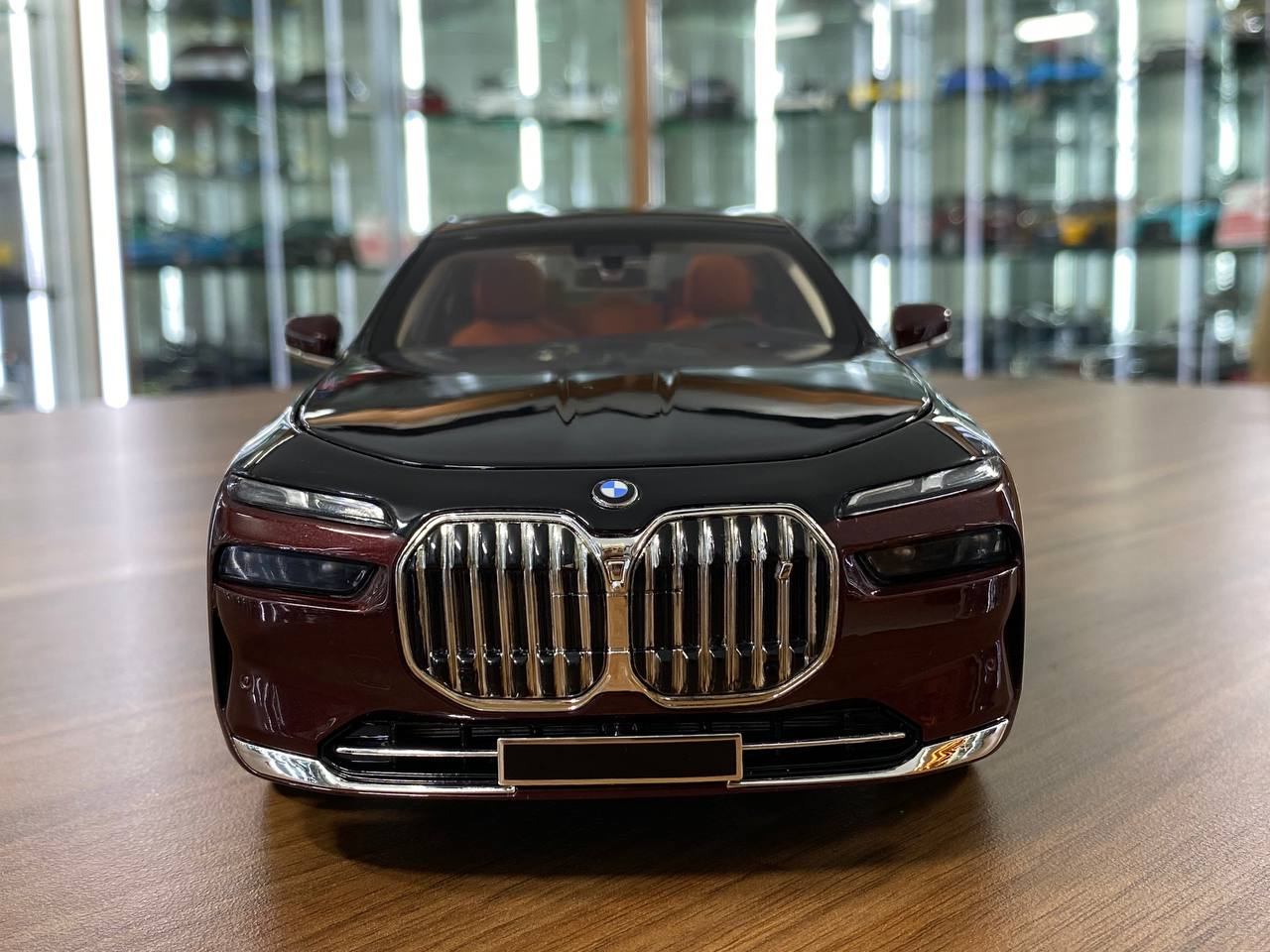 1/18 BMW i7 2022 Diecast by Minichamps | Full Opening | Dealer Edition