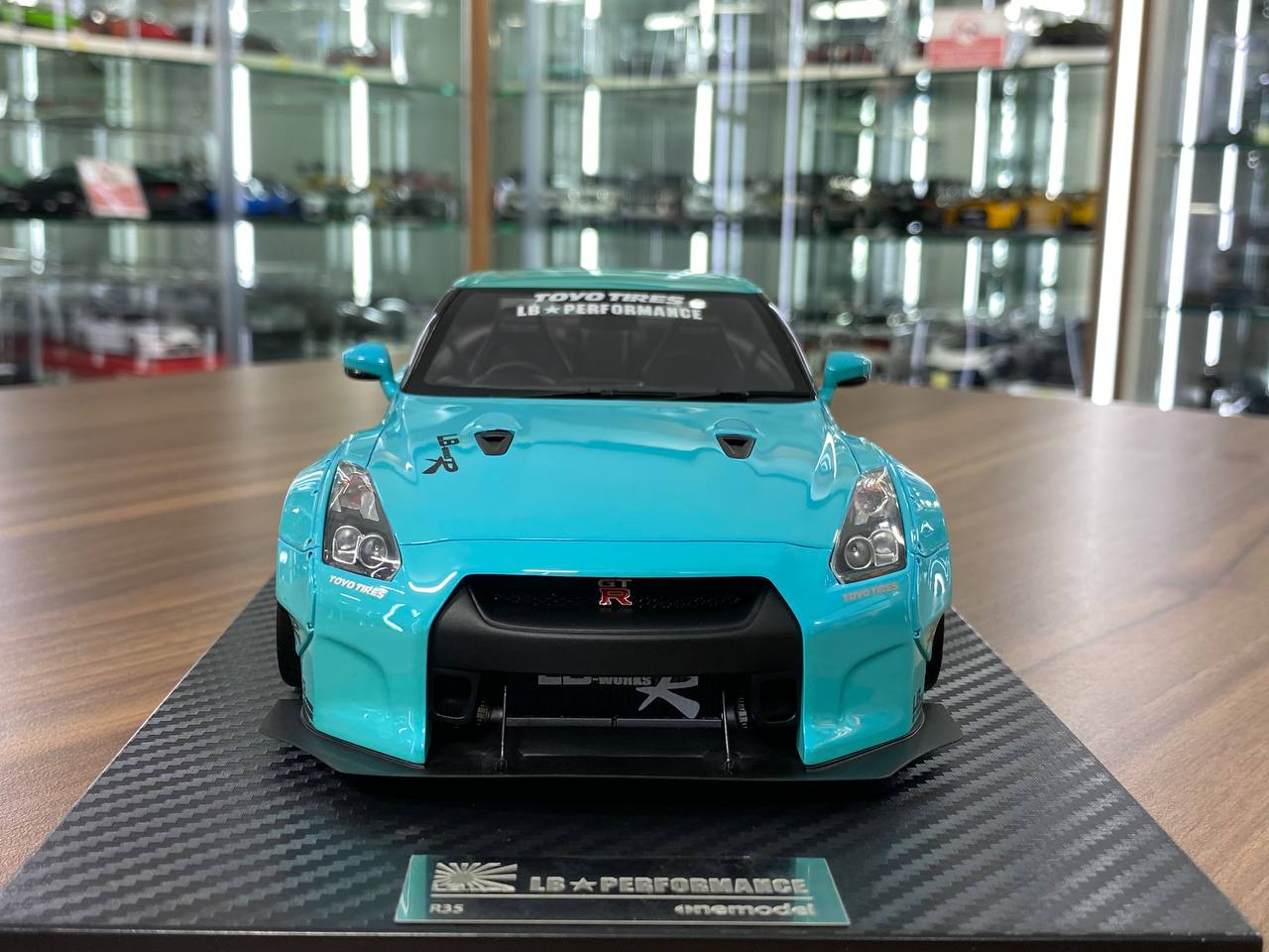 Nissan GT-R R35 Liberty Walk One Model [1/18 Tiffany Resin]