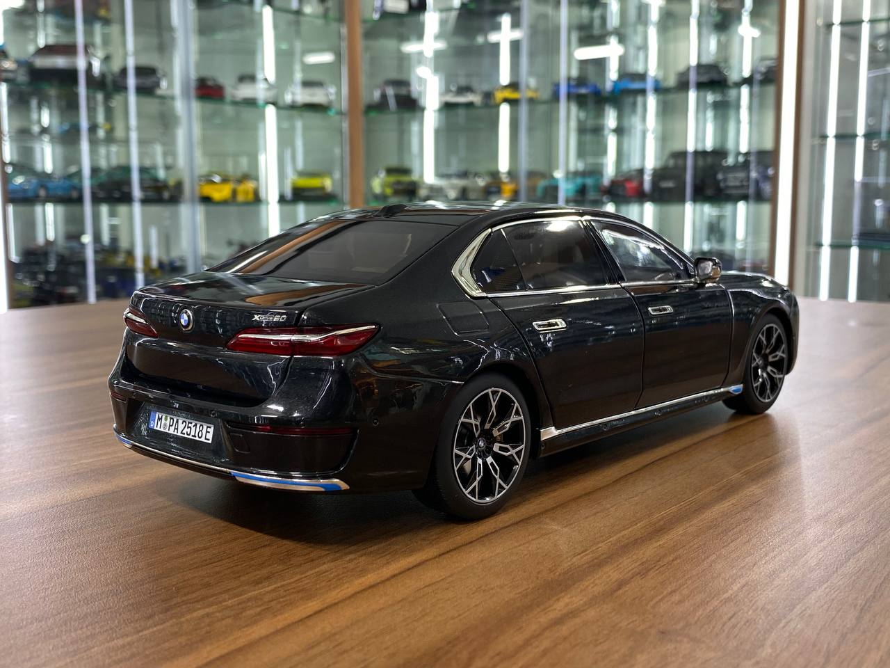 1/18 Metal Diecast Full Opening Minichamps Dealer Edition BMW i7 (2022) - Black Metallic
