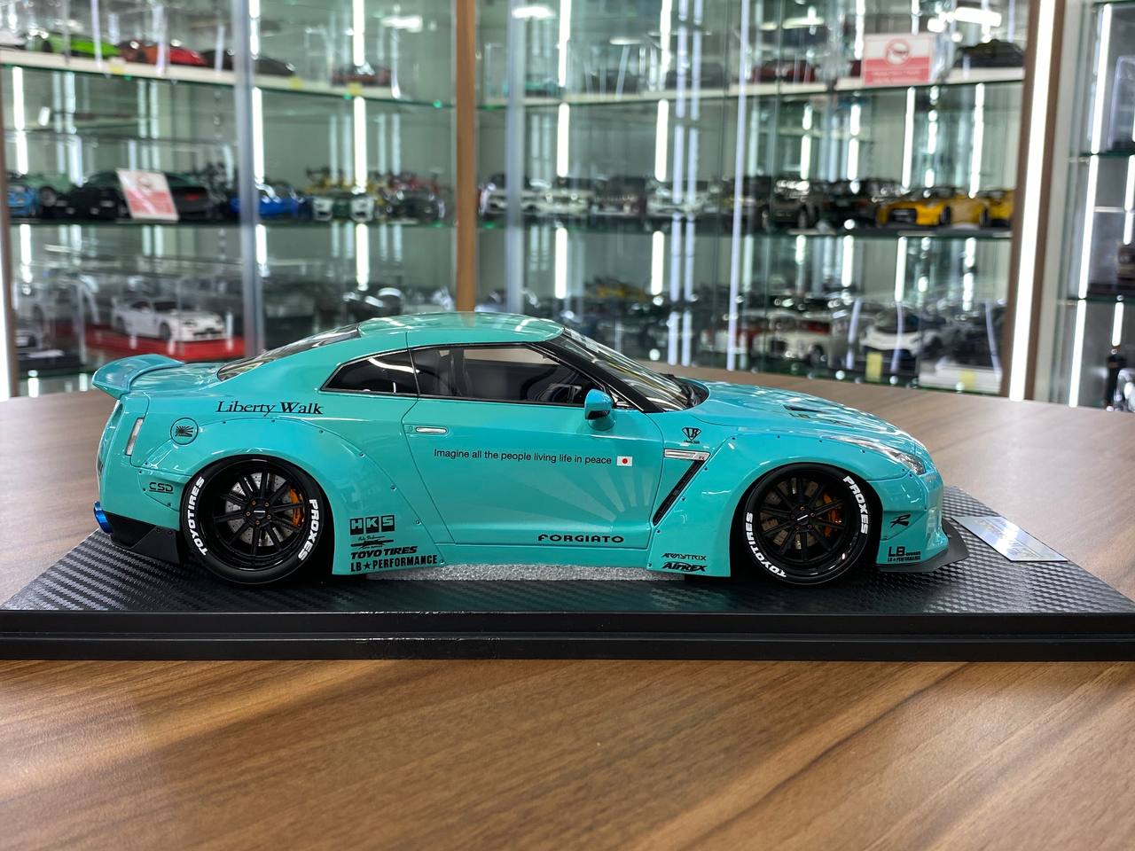 Nissan GT-R R35 Liberty Walk One Model [1/18 Tiffany Resin]