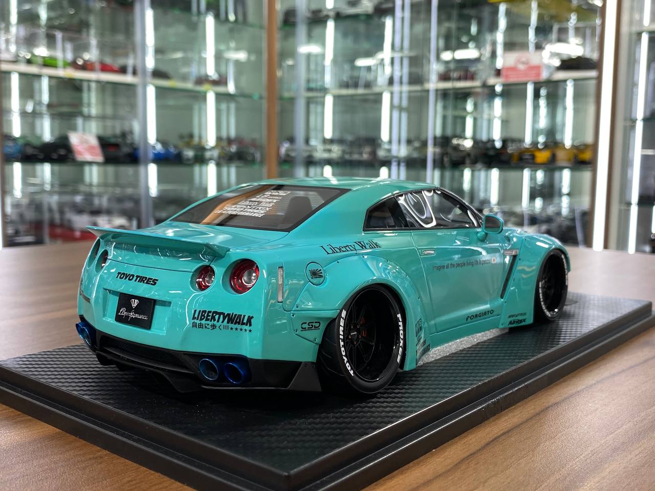Liberty Walk GT-RR35 Matte Green フィギュア付 1/43 Nissan GT-R R35 LB Liberty Walk 2016 (Green) Diecast