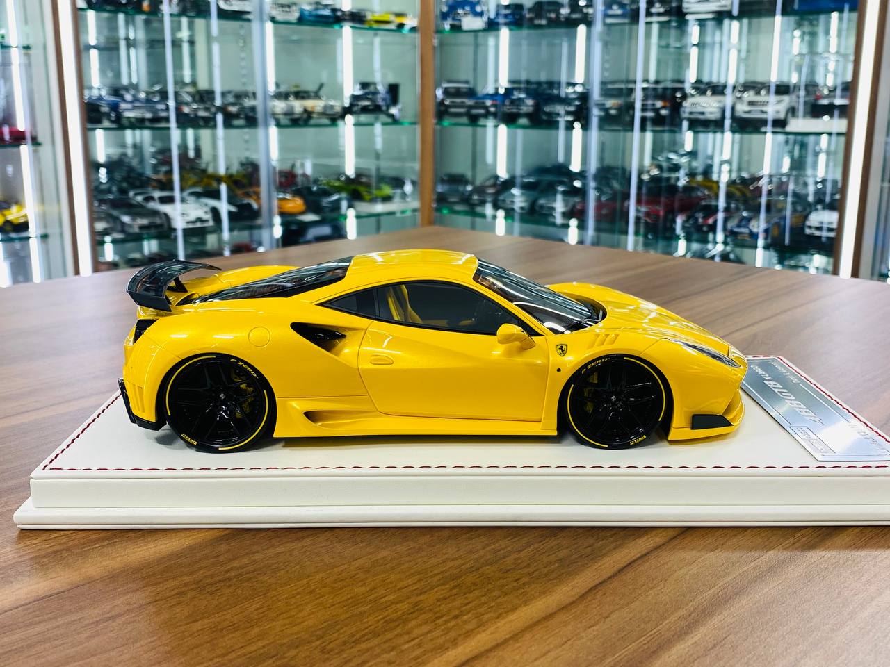 Davis & Giovanni Ferrari 488 GTB – 1/18 Resin Model, Yellow, Limited to 10 Units