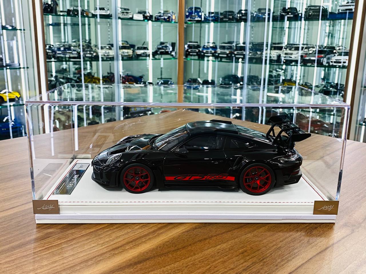 Ivy Model 1/18 Porsche 911 992 GT3 RS Weissach – Matt Black/Red Wheels, Limited to 25 Pcs