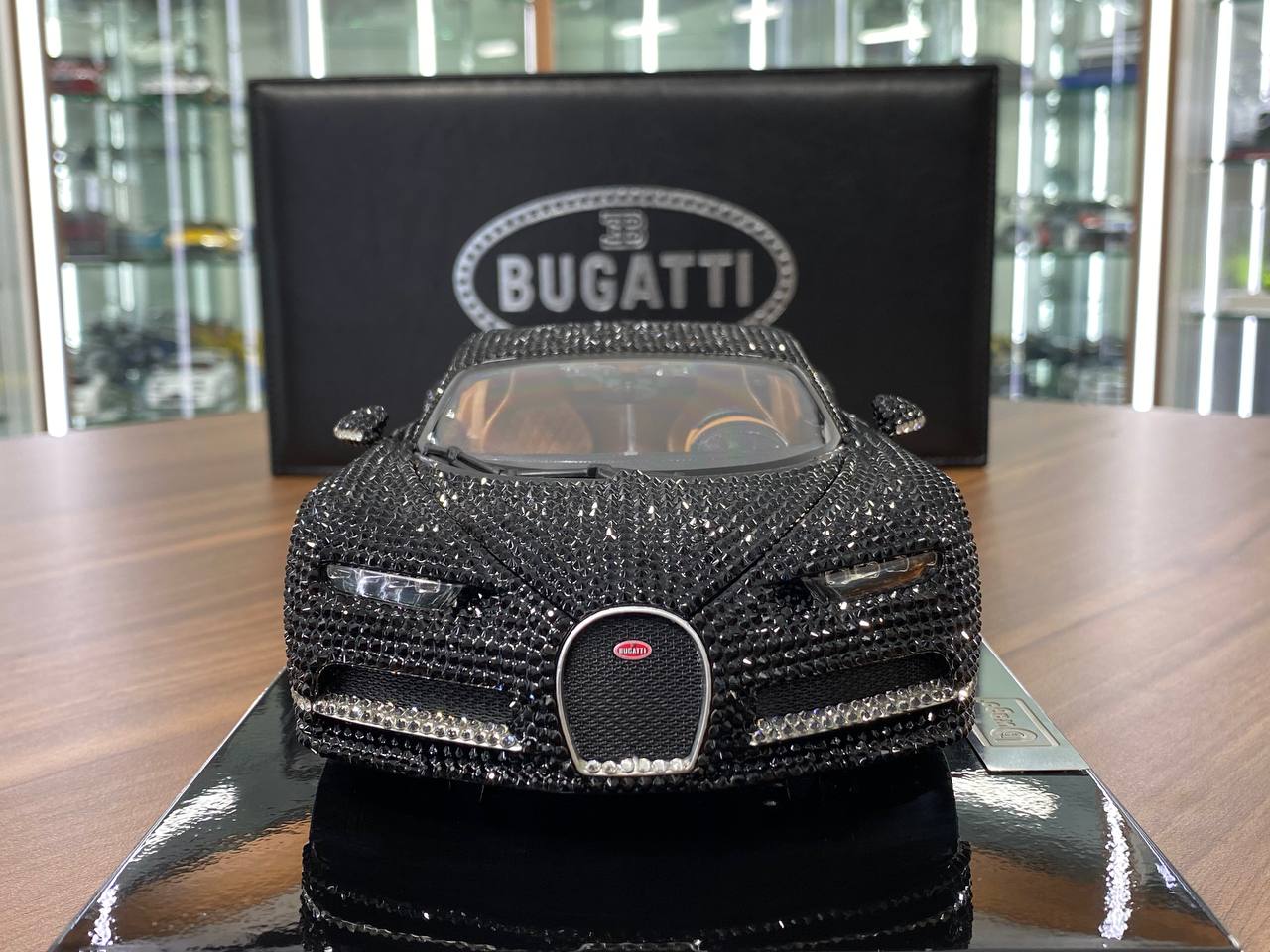 1/18 Diecast Bugatti Chiron Swarovski Crystal Limited Edition (137 out of 150) Bburago