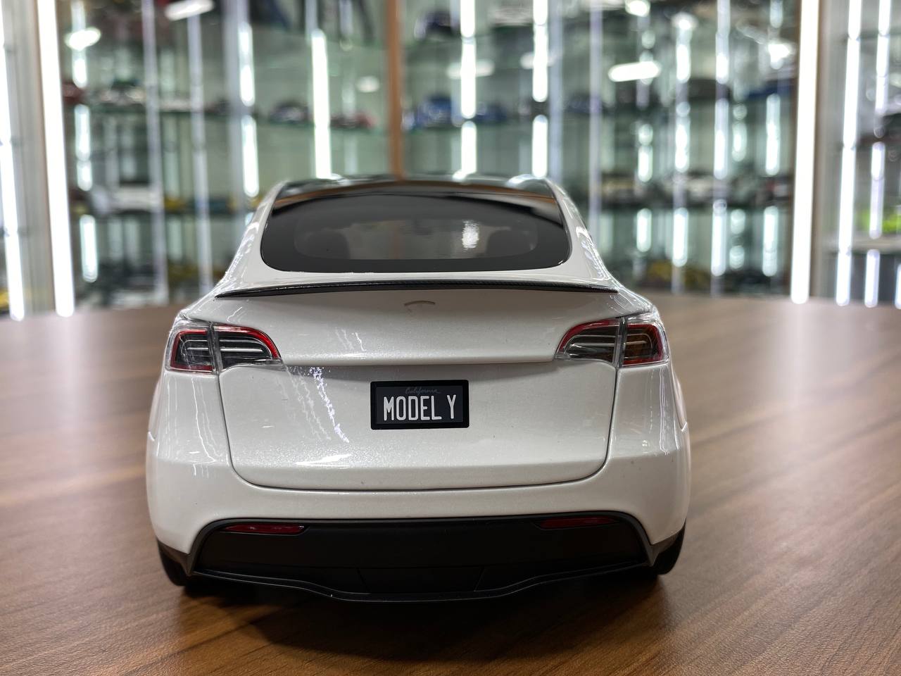 Tesla Model Y [ 1/18 White, Diecast ]