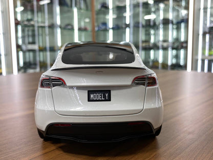 Tesla Model Y [ 1/18 White, Diecast ]