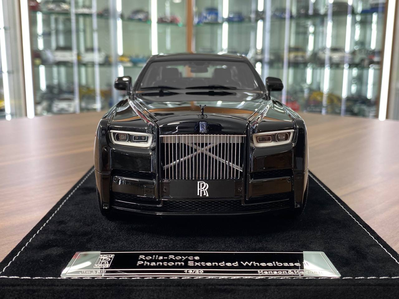 1:18 Resin Model  - H&H Rolls Royce Phantom Extended Wheelbase II (Black Dragon)