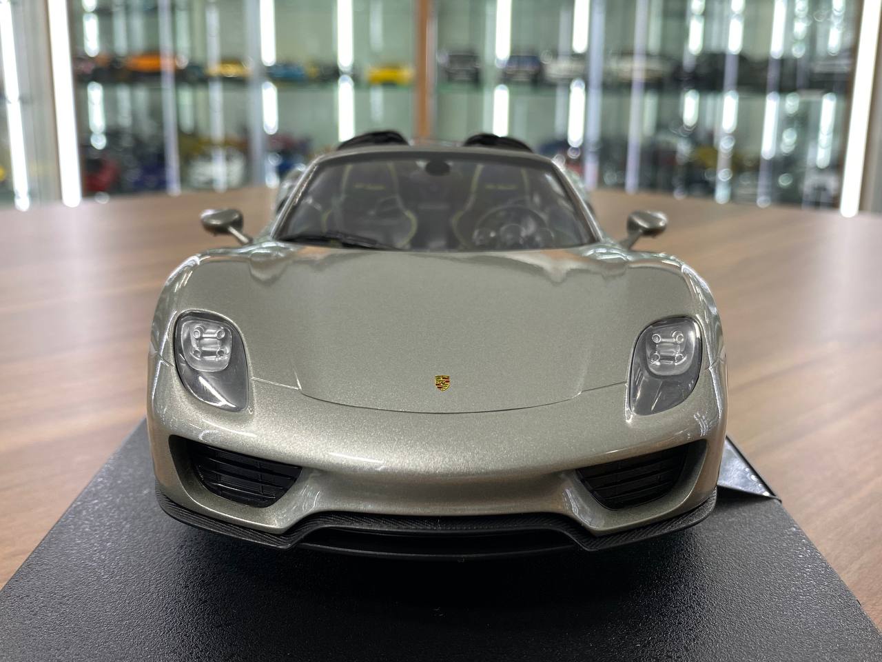 1/18 Welly Metal Diecast - Porsche 918 Spyder in Grey (opening doors)