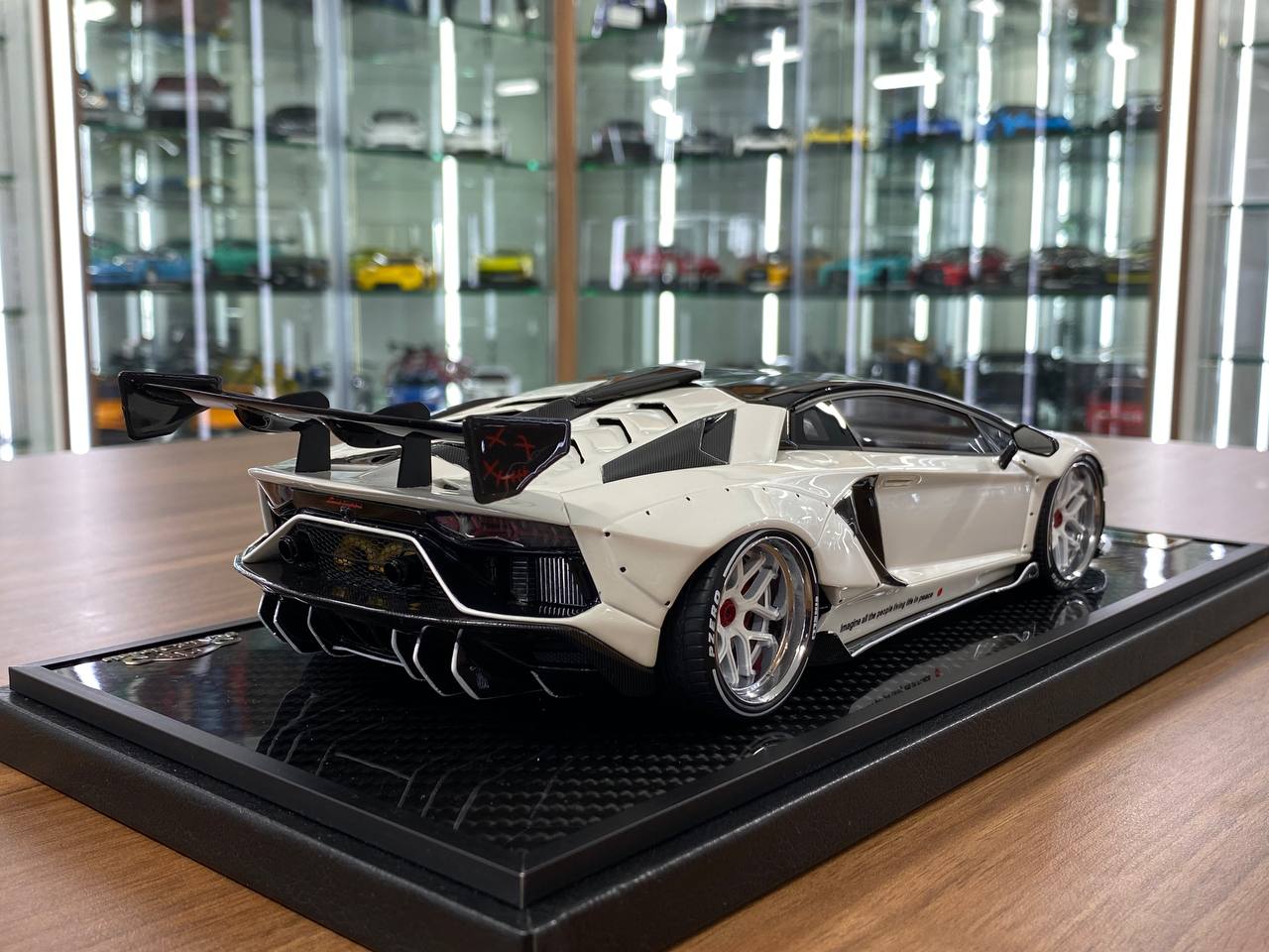 1/18 Resin – VIP Models Lamborghini Aventador SVJ Illusionary Pearl White Decals Limited Edition: 30 pcs