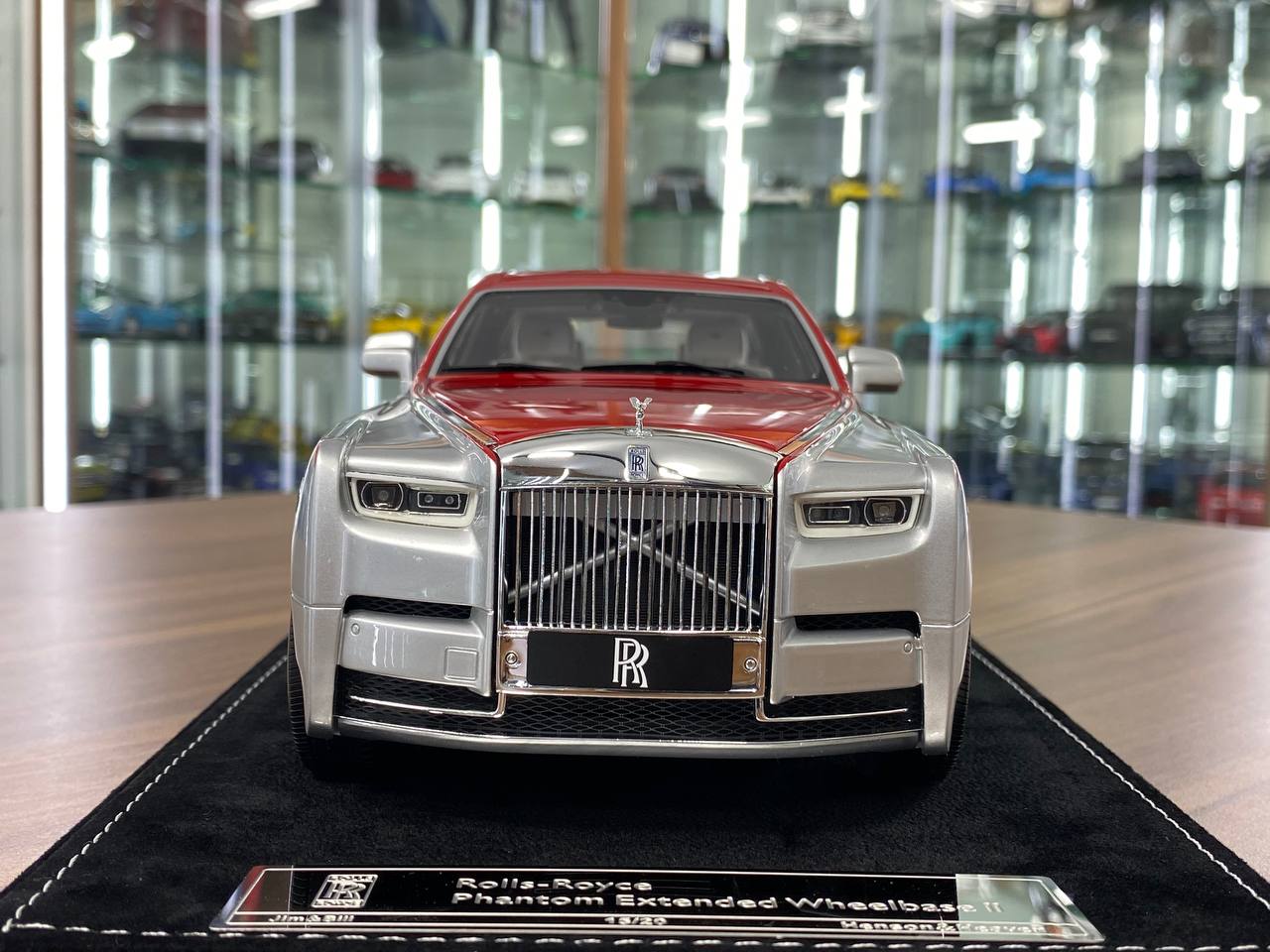 1/18 Resin – H&H Rolls Royce Phantom Extended Wheelbase II Silver / Red Dragon Ltd.Edn.20 pcs