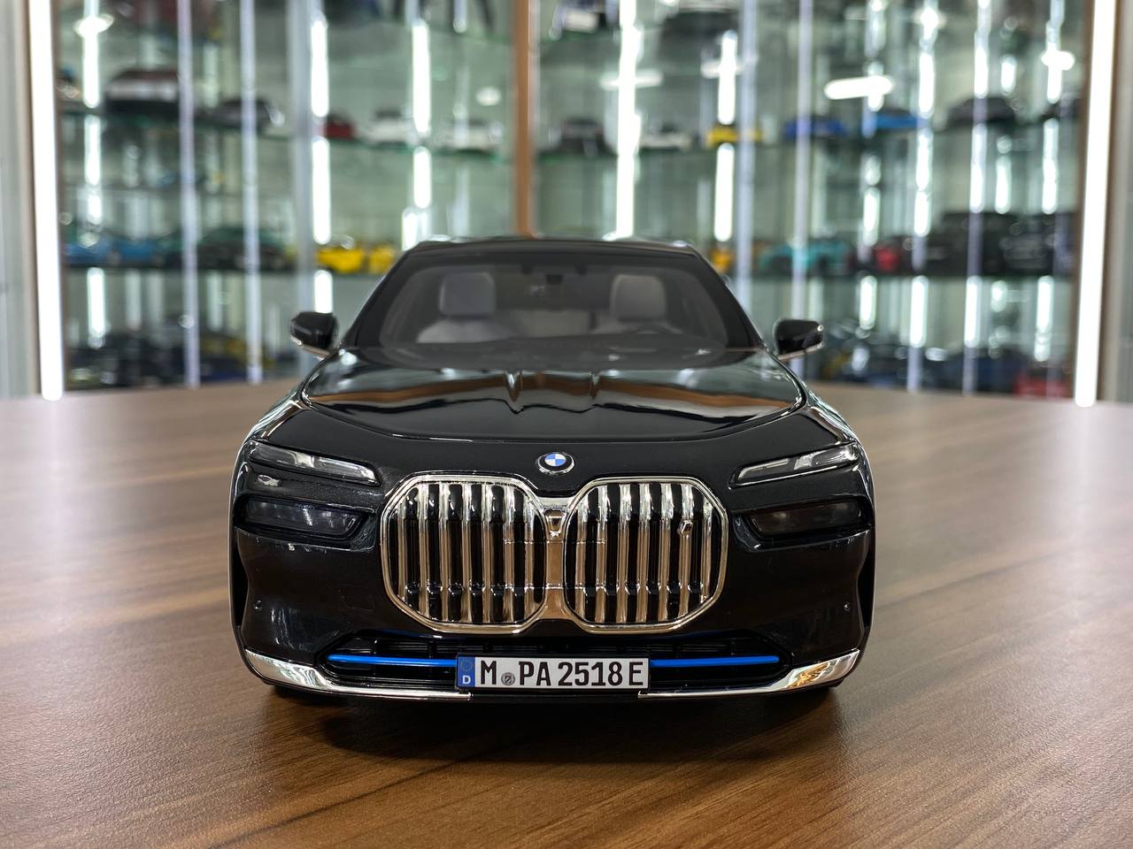 1/18 Metal Diecast Full Opening Minichamps Dealer Edition BMW i7 (2022) - Black Metallic