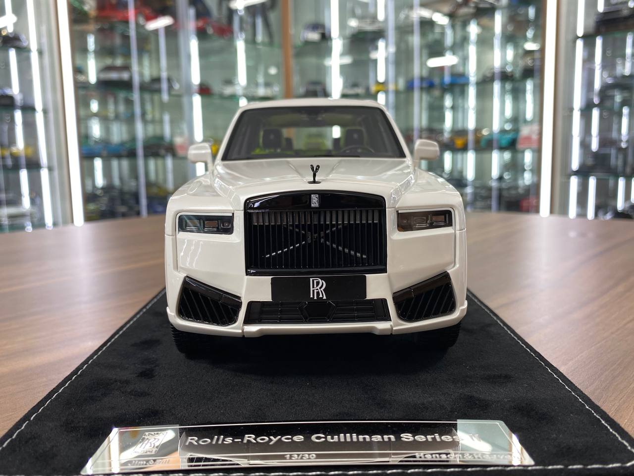 1/18 Resin Model – H&H Rolls Royce Cullinan Series II Pearl White with Black Badge  Limited Edition: 30 pcs
