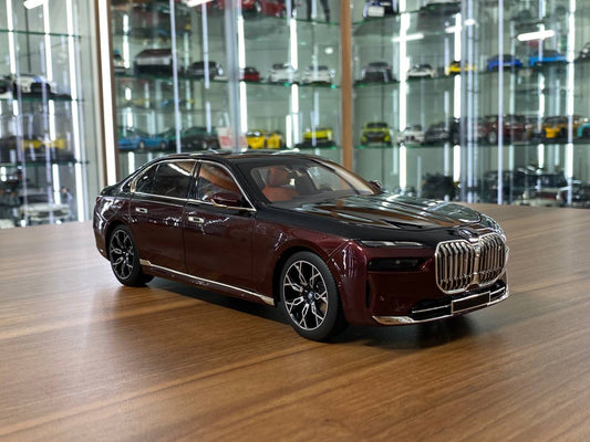 1/18 BMW i7 2022 Diecast by Minichamps | Full Opening | Dealer Edition