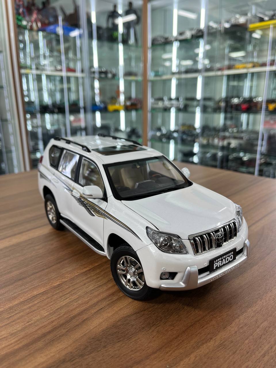 1/18 Diecast full opening  Faw Toys Land Cruiser PRADO 2009 White