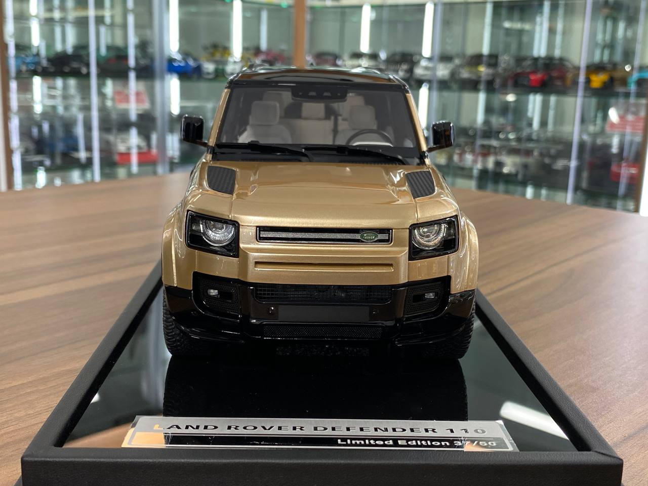 1/18 Resin MotorHelix Land Rover Defender 110 Gold Limited 50 pcs