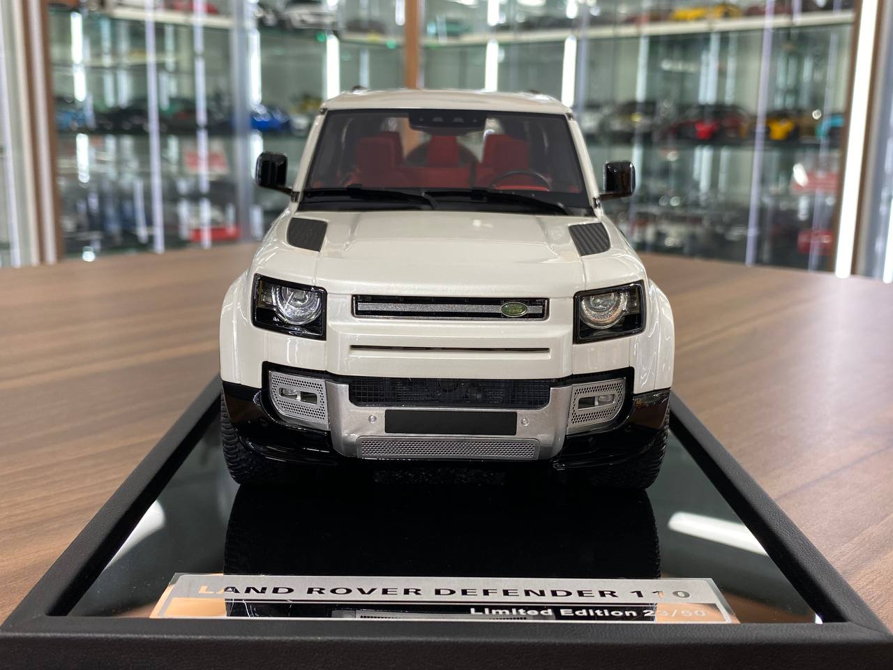 1/18 Resin MotorHelix Land Rover Defender 110 Pearl White Limited 50 pcs