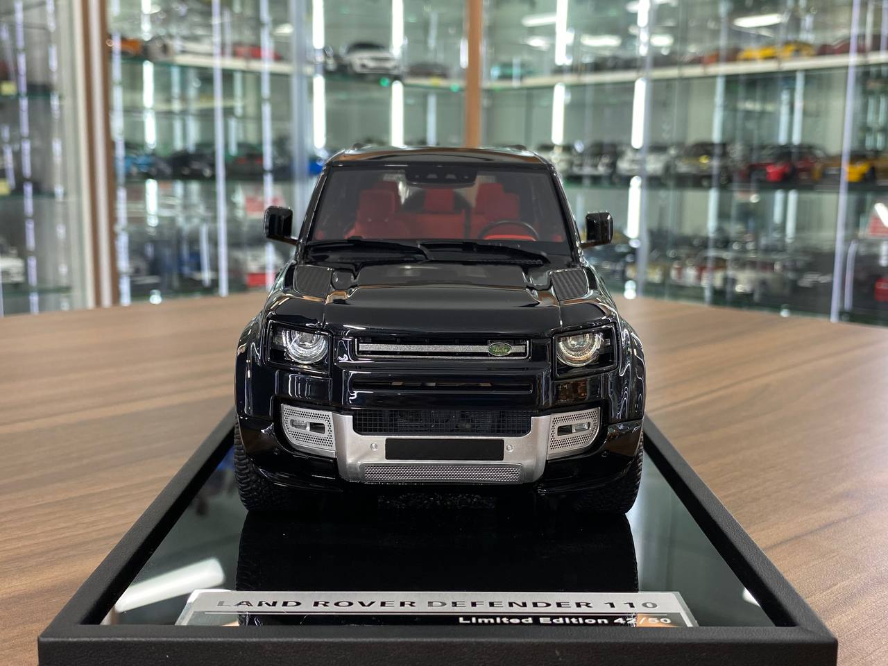 1/18 Resin MotorHelix Land Rover Defender 110 Gloss Black Limited 50 pcs