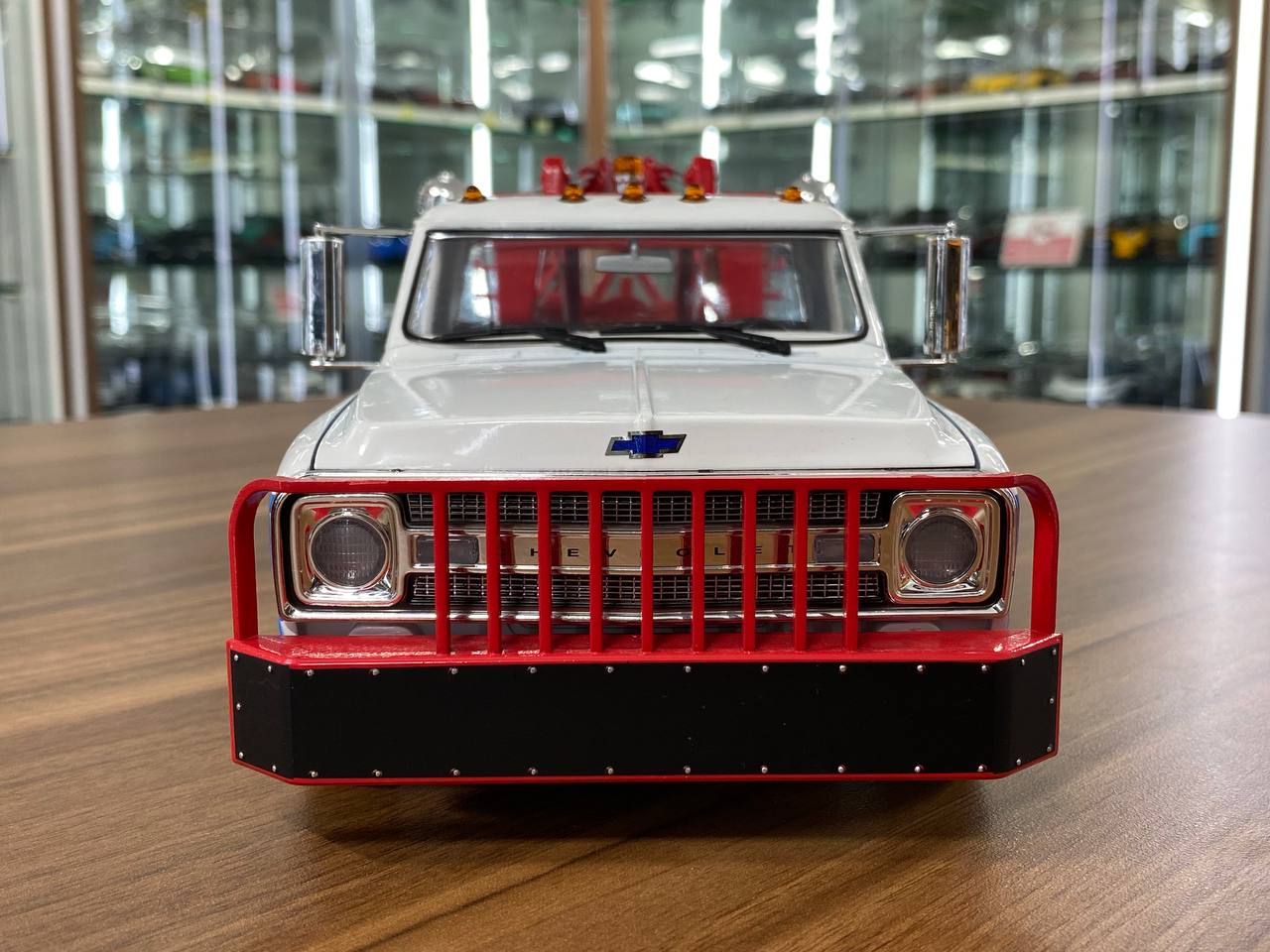 1/18 Diecast Chevrolet C-30 White and Red Model Car by Green Light