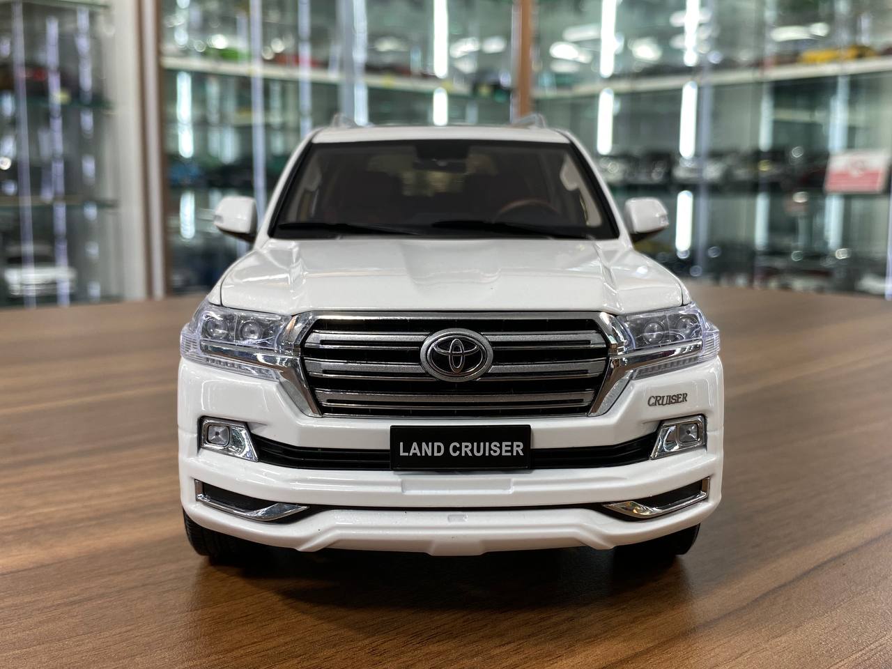 Kengfai Model Toyota Land Cruiser 200 - 1/18 Diecast, White/Brown Interior