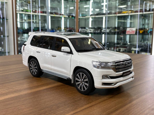 Kengfai Model Toyota Land Cruiser 200 - 1/18 Diecast, White/Brown Interior