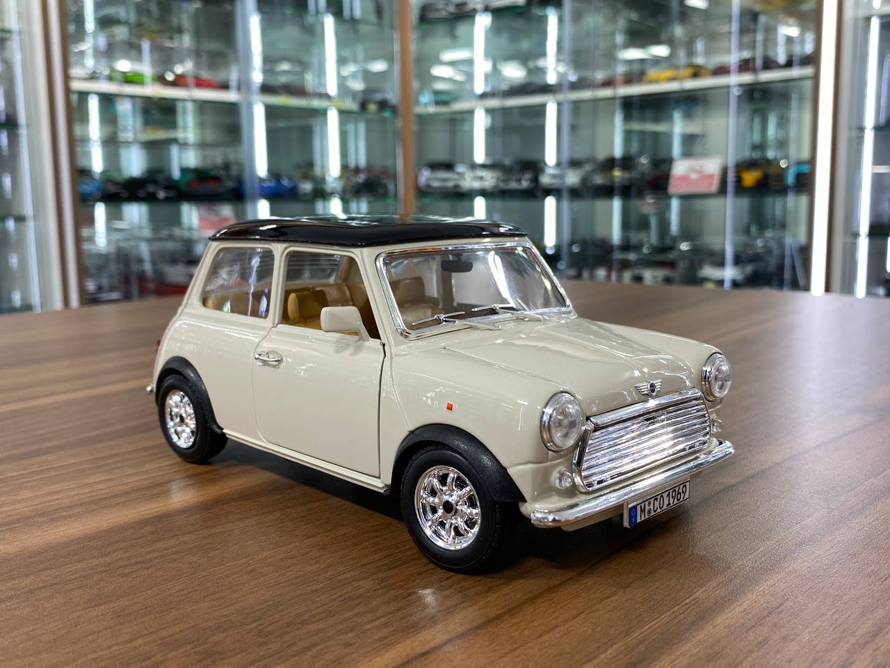 1/18 Diecast 1969 Mini Cooper Beige with Black Top Car Bburago Scale Model Car