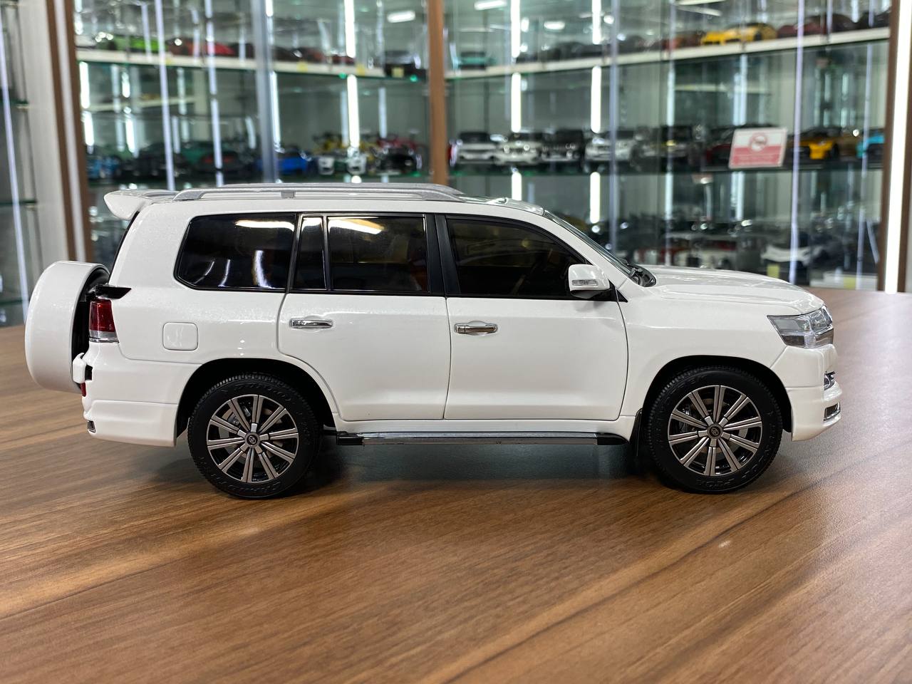 Kengfai Model Toyota Land Cruiser 200 - 1/18 Diecast, White/Brown Interior