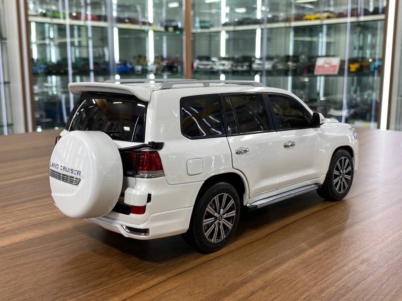 Kengfai Model Toyota Land Cruiser 200 - 1/18 Diecast, White/Brown Interior