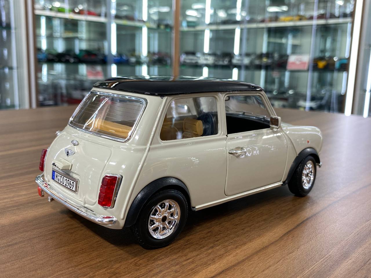 1/18 Diecast 1969 Mini Cooper Beige with Black Top Car Bburago Scale Model Car