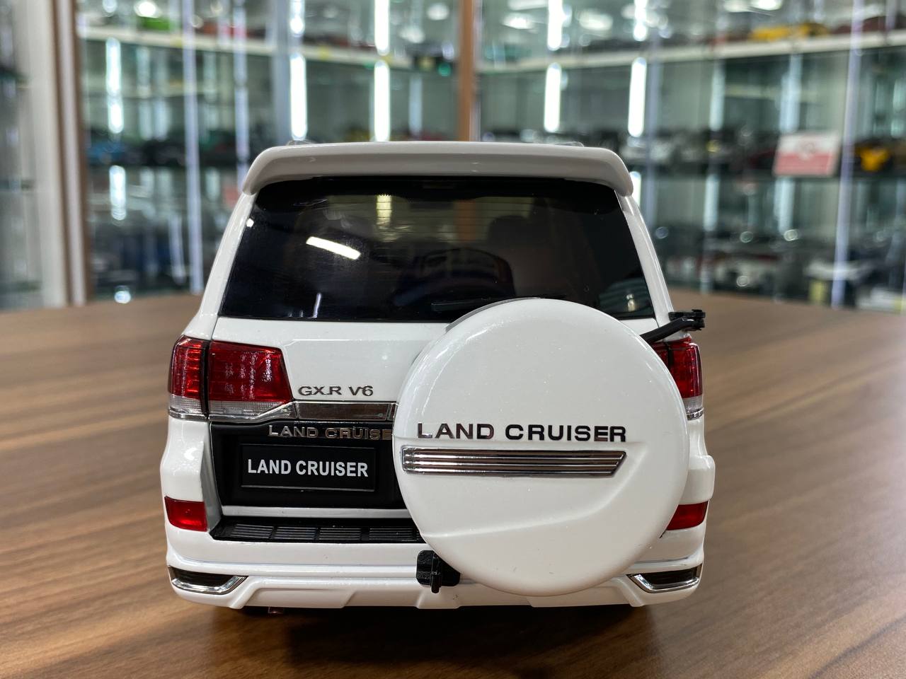 Kengfai Model Toyota Land Cruiser 200 - 1/18 Diecast, White/Brown Interior