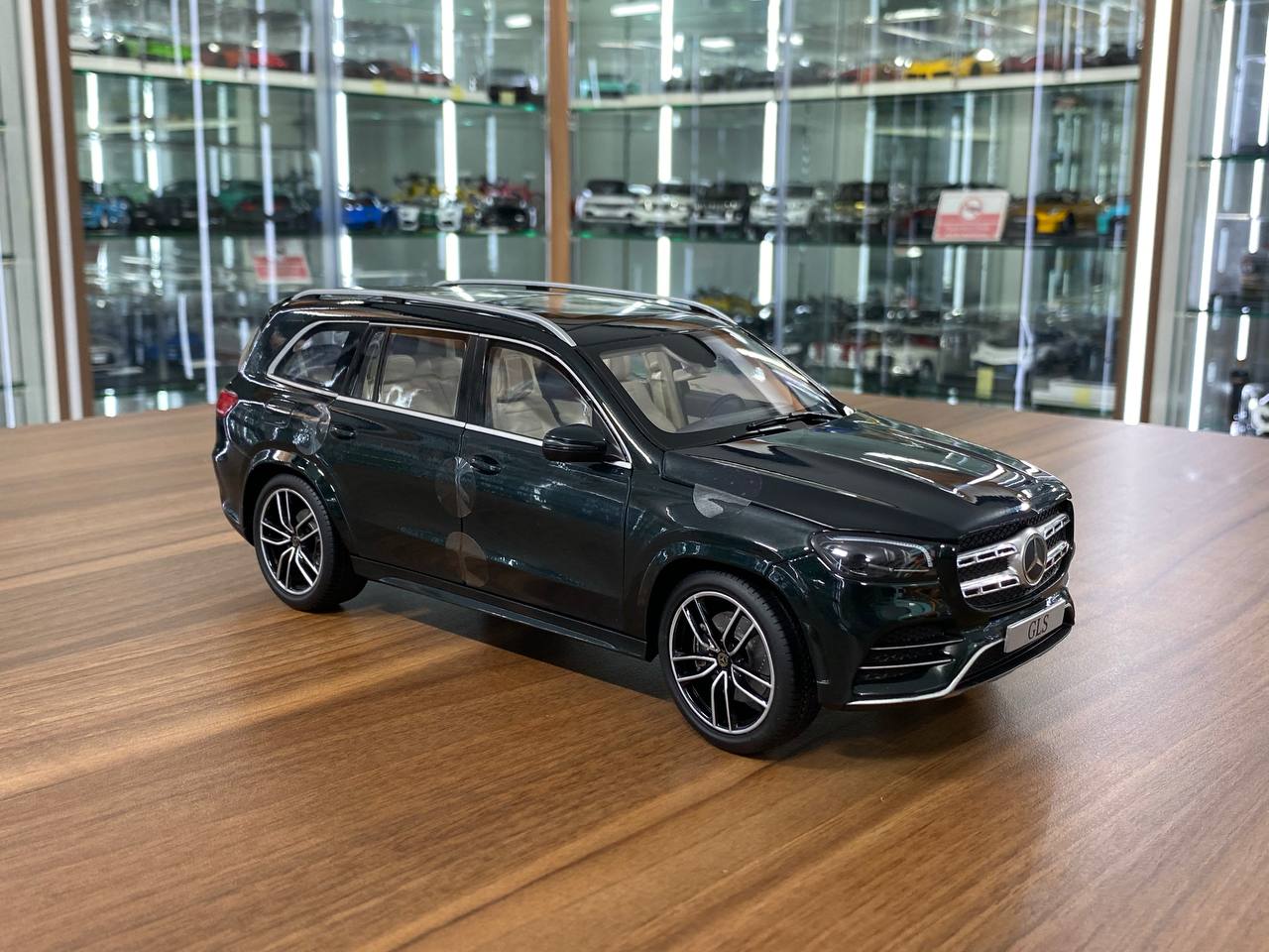 Paragon Model Dealer Edition Mercedes-Benz GLS - 1/18 Diecast, Emerald Green
