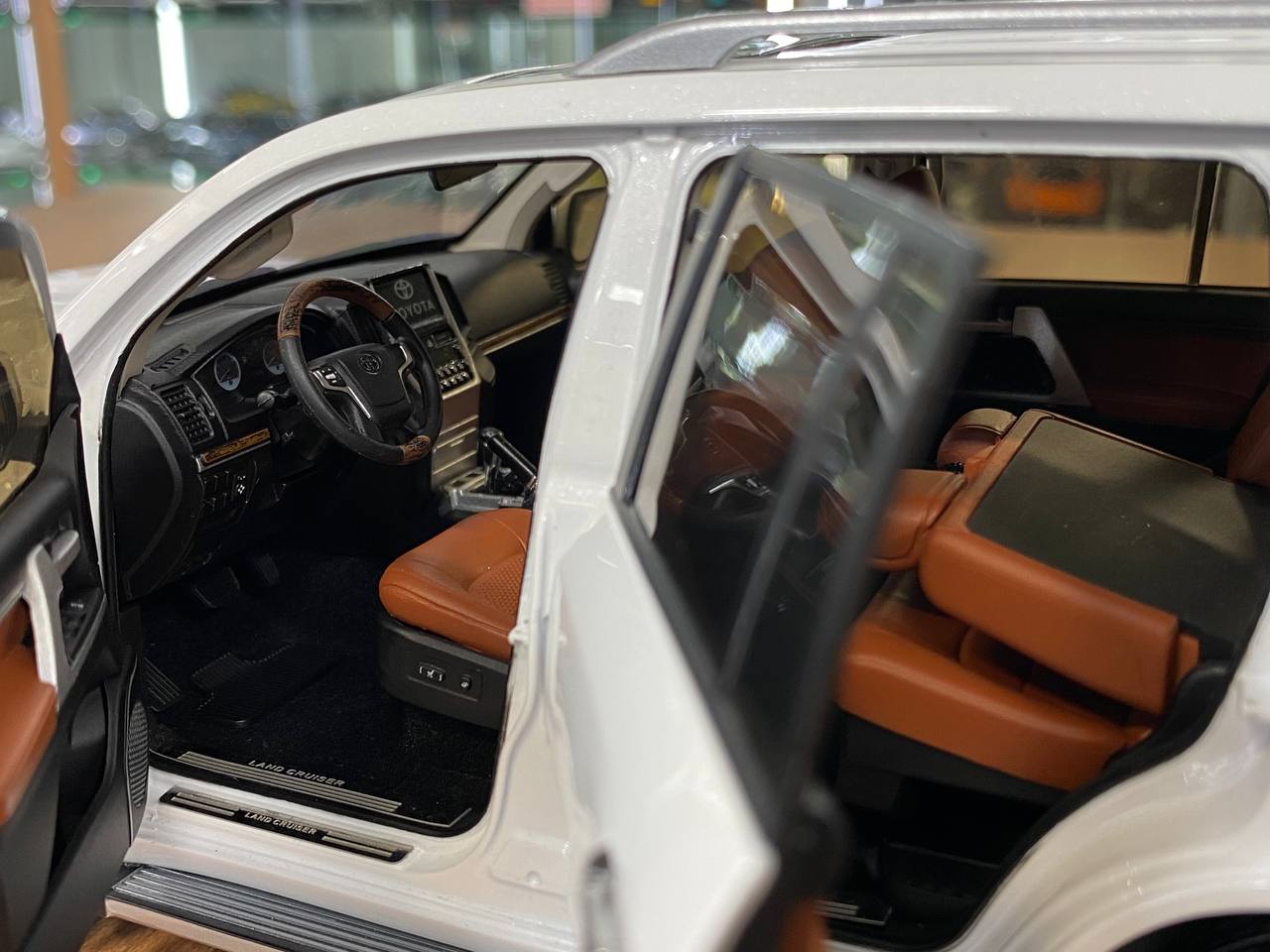 Kengfai Model Toyota Land Cruiser 200 - 1/18 Diecast, White/Brown Interior