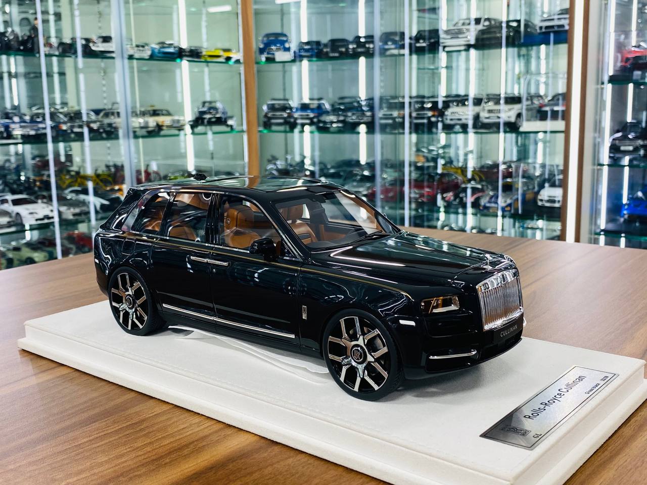 Gl Model Box GL Models Rolls-Royce Cullinan - 1/18 Resin Model, Glossy Black, Limit ...