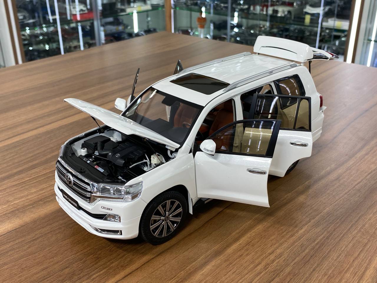 Kengfai Model Toyota Land Cruiser 200 - 1/18 Diecast, White/Brown Interior