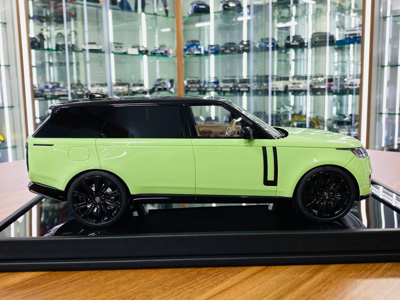 MotorHelix Range Rover Autobiography 2022 – 1/18 Resin Model, Light Green, Limited 101