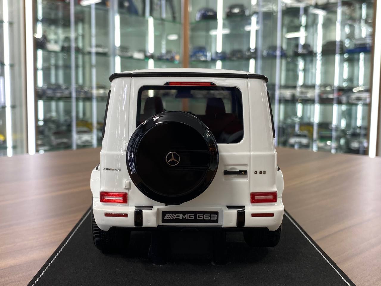 1/18 Resin Model - Mercedes-Benz AMG G63 with Removable Grill (White/Red Interior)