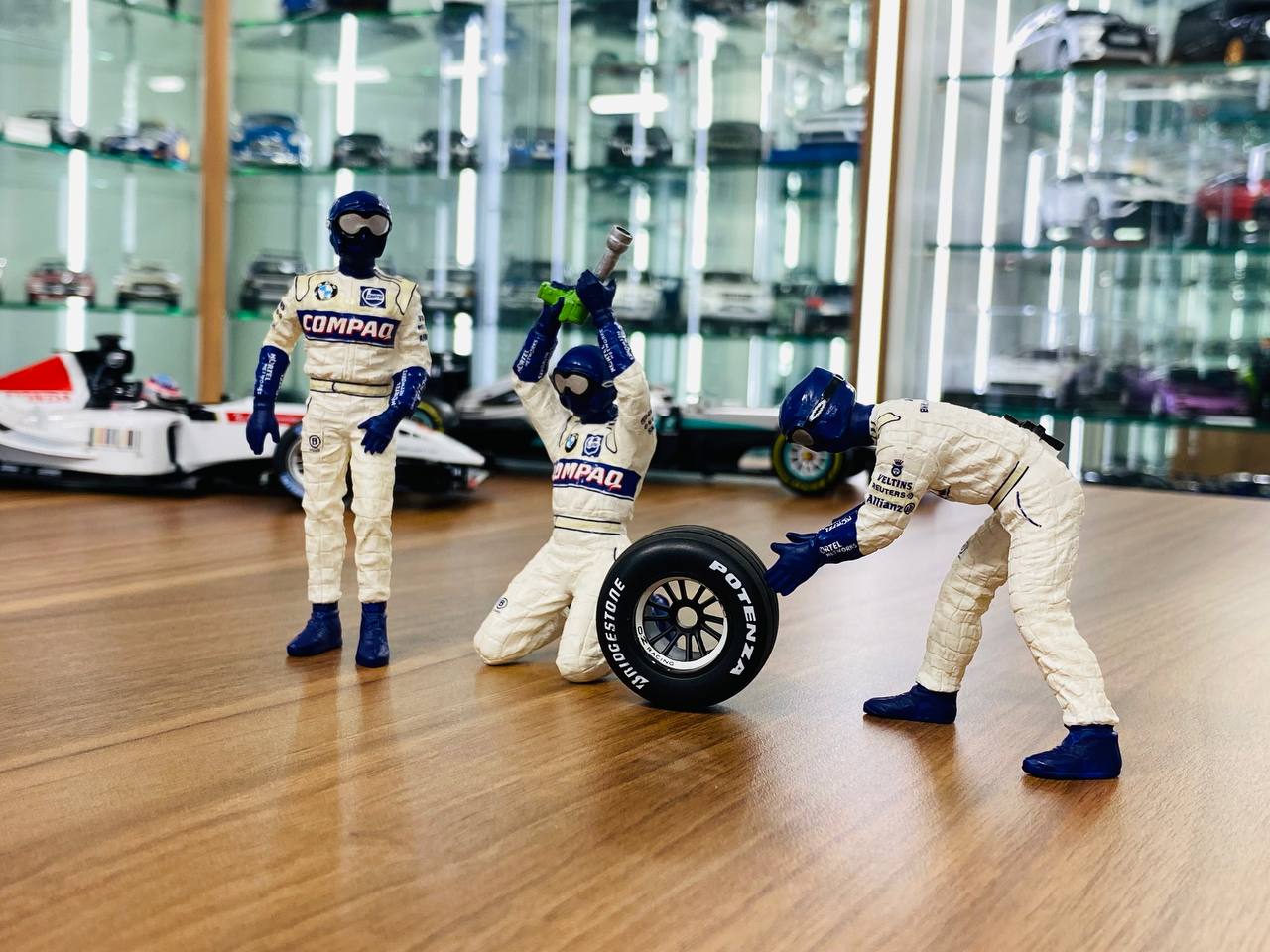1/18 Resin – BMW Williams Tyre Change Set #1 by Minichamps