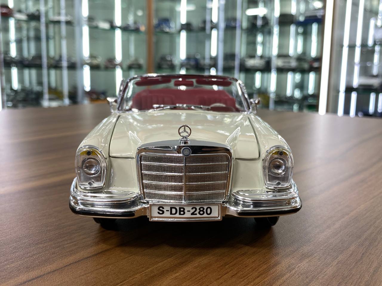 1/18 Diecast Maisto Mercedes Benz 280SE 1967