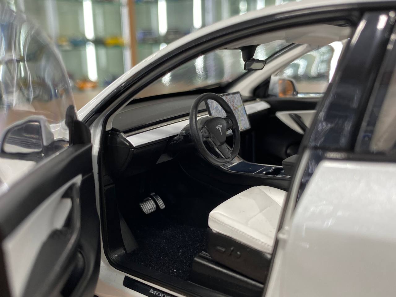 Tesla Model Y [ 1/18 White, Diecast ]
