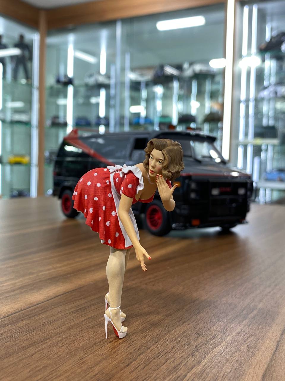 1/18 Scale Figure Set - Lady With Red Dress Figures