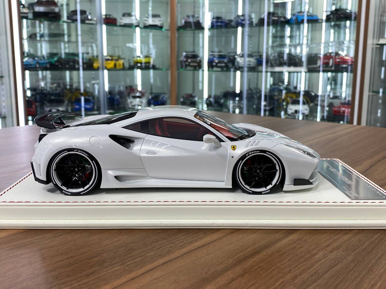 1:18 Resin Model – Davis & Giovanni Ferrari 488 GTB N-Largo – Pearl White Italia Stripe – Limited 6 pcs