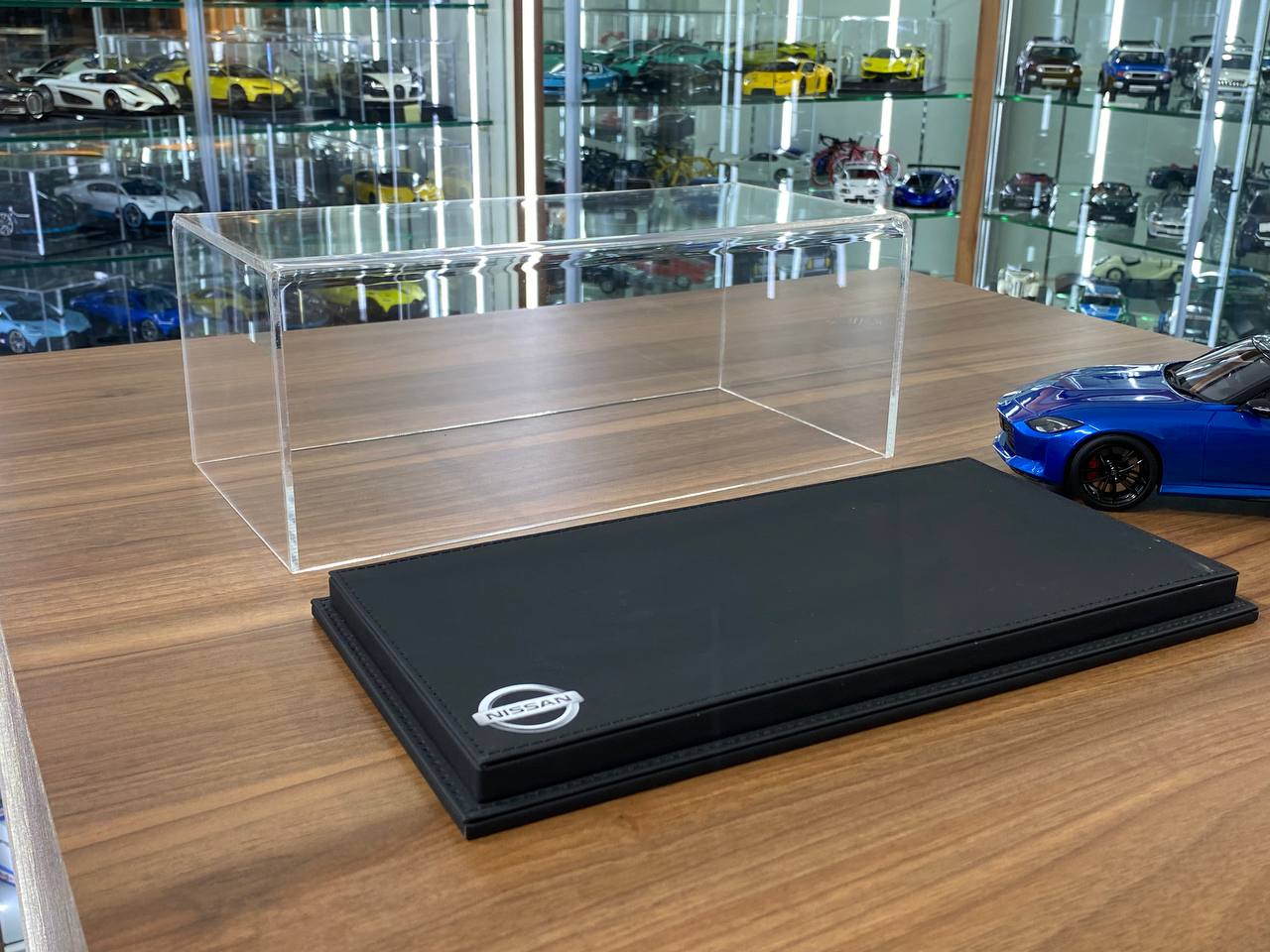 1:18 Acrylic Display Case – Black Leather Base with Nissan Logo Print