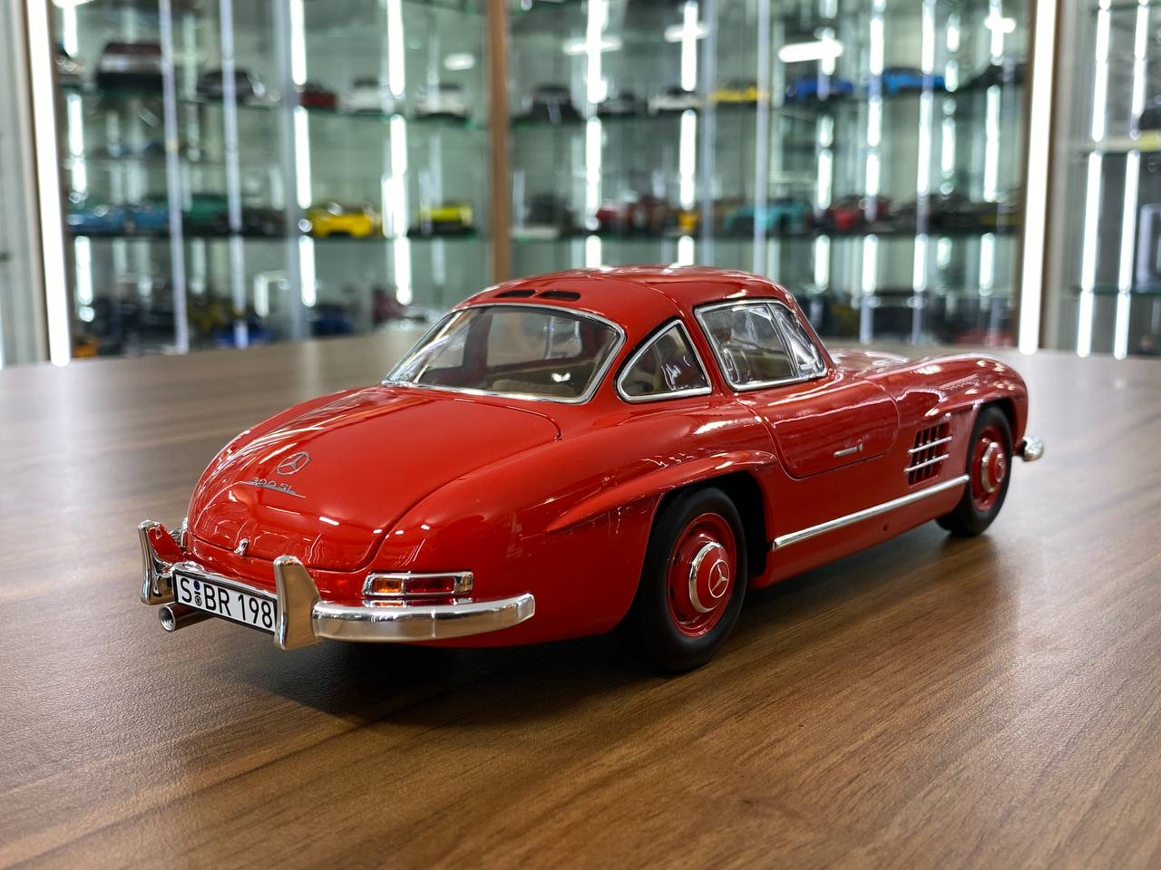 1/18 metal diecast Norev Dealer Edition  Mercedes-Benz 300 SL 1954-1957  Fire Engine Red
