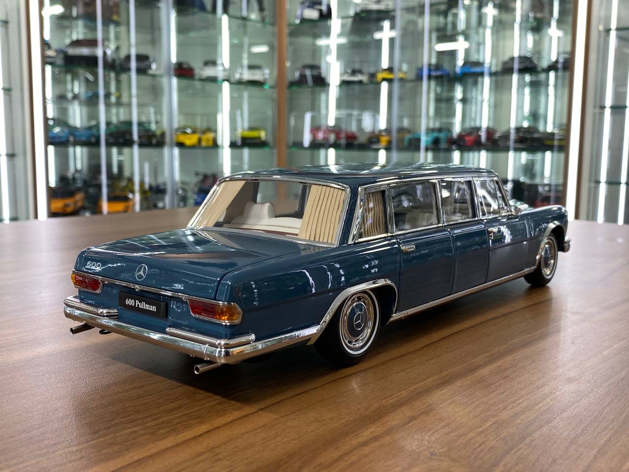 1:18 Diecast Full Opening – NZG Modelle GmbH Dealer Edition Mercedes-Benz 600 Pullman (W100)
