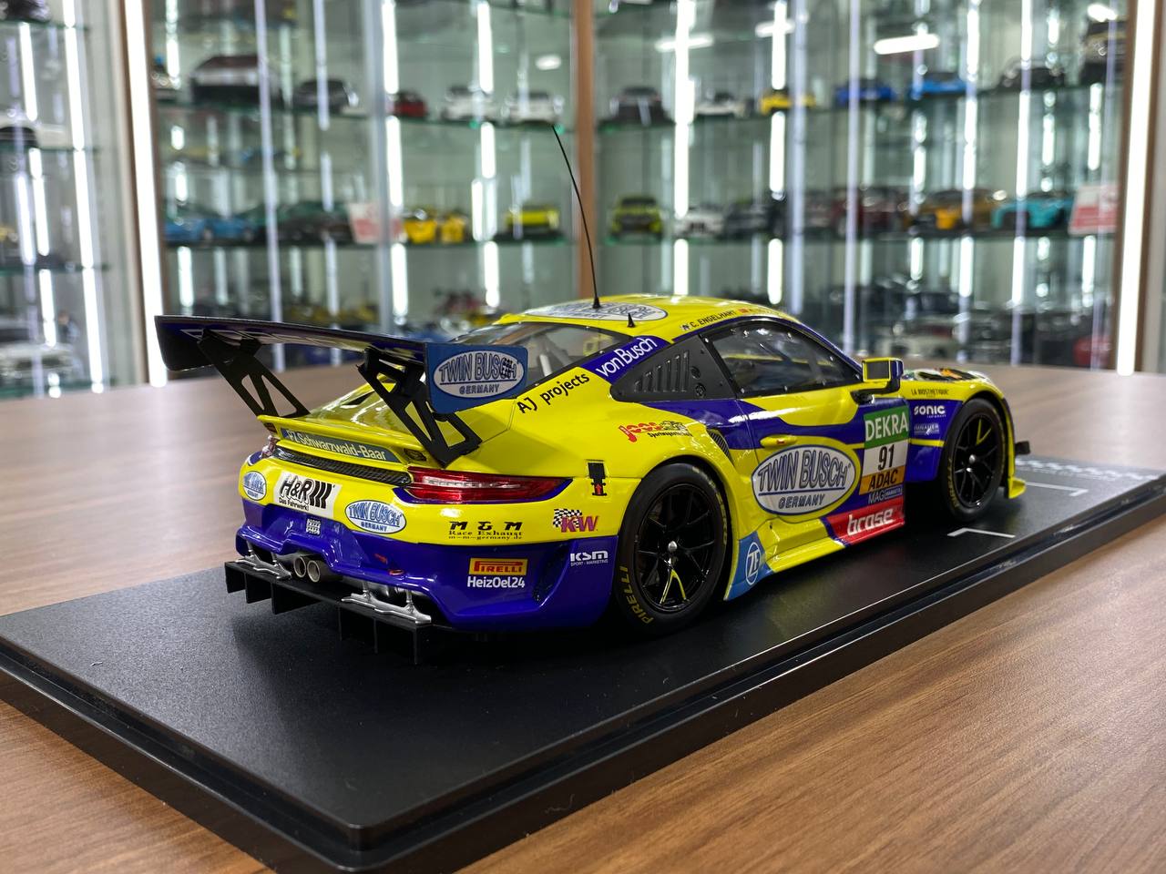 1/18  Diecast  ixo Models PORSCHE 911 GT3 R #91 C. Engelhart, A. Güven Racing yellow/ blue