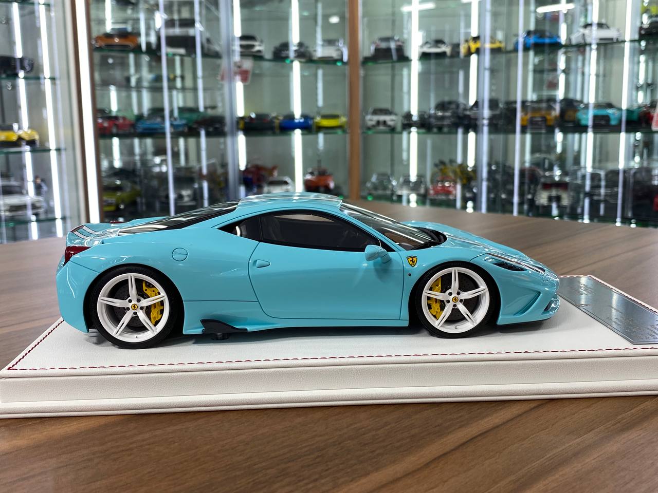 1/18 Resin Davis & Giovanni Ferrari 458 Speciale Tiffany Blue / White, Black Stripe Limited Edition: 20 pcs
