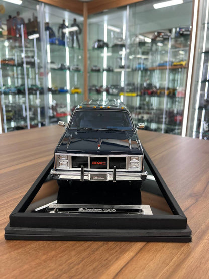 1:18 GMC Suburban 2500 (1986) – Old School Models | Resin | Limited to 100 pcs | Navy Blue