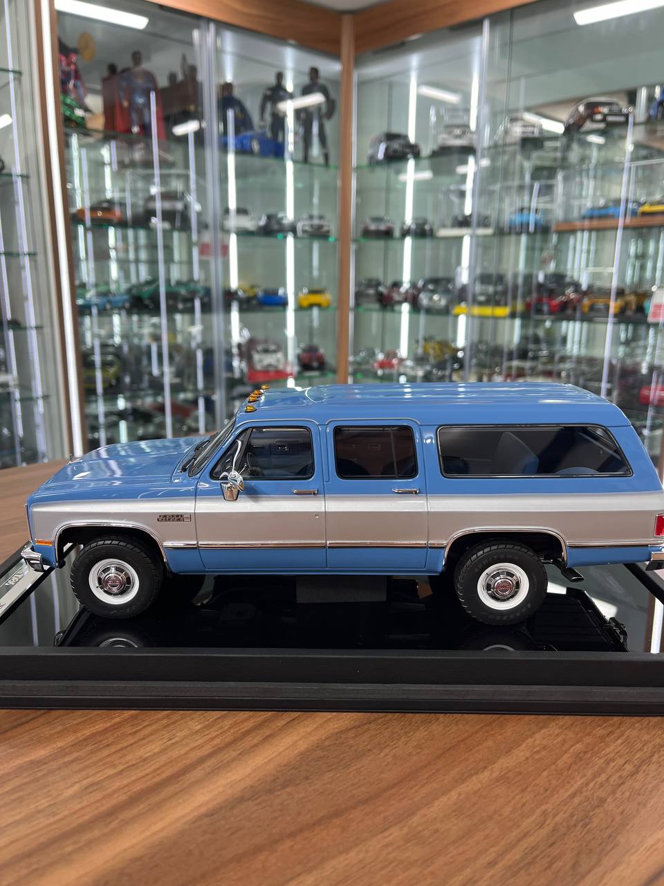 1:18 GMC Suburban 2500 (1986) – Sky Blue – Resin by Old School Models – Limited 100 pcs